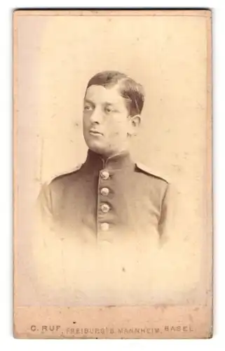 Fotografie C. Ruf, Freiburg i. B., Ludwigstr. 2, Portrait Soldat in Uniform