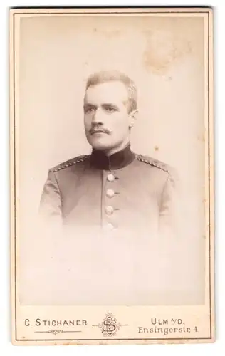 Fotografie C. Stichaner, Ulm, Ensingerstr. 4, Soldat Einjährig Freiwilliger in Uniform Inf.-Rgt. 13