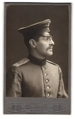 Fotografie Th. Lantin, Aachen, Friedrich-Wilhelm-Platz 10, Soldat Einjährig Freiwilliger in Uniform mit Zwicker, Rgt. 40