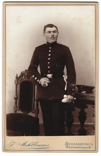 Fotografie J. Mehlbreuer, Strassburg / Elsass, Steinwallstr. 56, Soldat in Uniform mit Bajonett & Schlagband