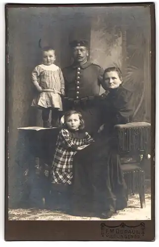 Fotografie F.M. de Paul, Riedlingen a. D., Soldat in Uniform mit Schützenschnur nebst Familie beim Fotograf