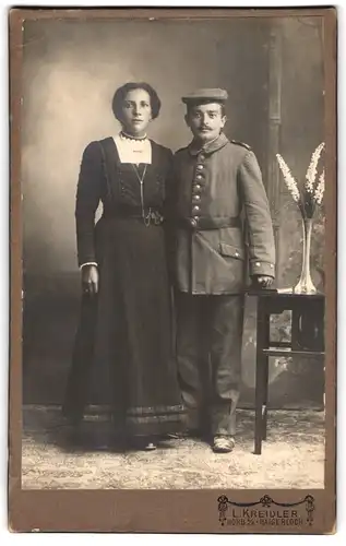 Fotografie L. Kreidler, Horb a. N., Haigerloch, Soldat in Uniform mit Krätzchen nebst Gattin