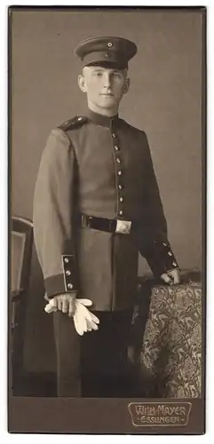 Fotografie Wilhelm Mayer, Esslingen, Soldat Karl Dietrich in Uniform mit Schirmmütze Inf.-Rgt. 146