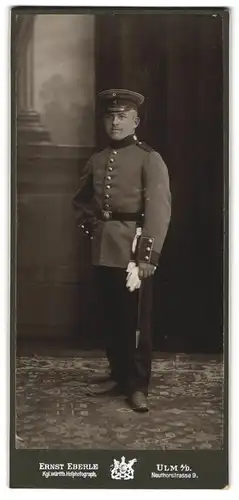 Fotografie Ernst Eberle, Ulm, Neuthorstrasse 9, Soldat in Uniform mit Bajonett & Portepee