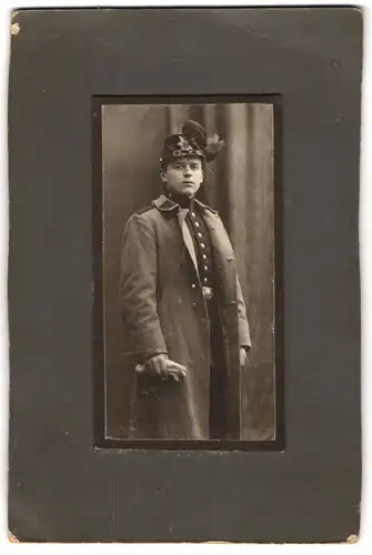 Fotografie unbekannter Fotograf und Ort, Sächsischer Jäger in Uniform mit Mantel