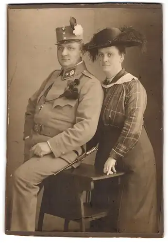 Fotografie Adolph Richter, Leipzig-Lindenau, Merseburgerstr. 61, Gebirgsjäger in Uniform nebst Gattin