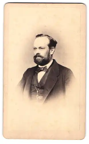 Fotografie F. Halm, Konstanz, Augustiner-Strasse, Portrait eleganter Herr mit Vollbart