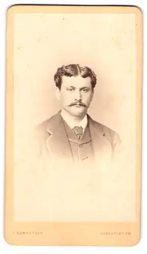 Fotografie Joseph Bamberger, Frankfurt a. M., Junghofstrasse 24, Portrait junger Herr im Anzug mit Oberlippenbart