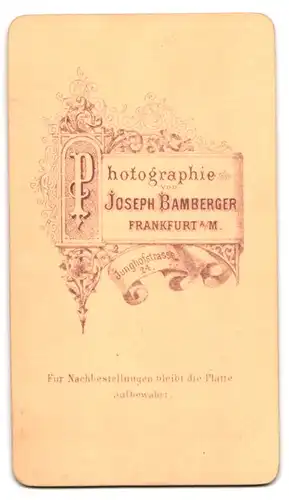 Fotografie Joseph Bamberger, Frankfurt a. M., Junghofstrasse 24, Portrait junger Herr im Anzug mit Oberlippenbart
