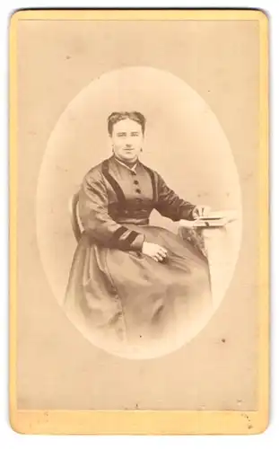 Fotografie F. Rinck, Kandel, Portrait junge Dame im Kleid mit Album