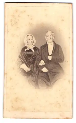 Fotografie unbekannter Fotograf und Ort, Portrait älteres Paar in zeitgenössischer Kleidung