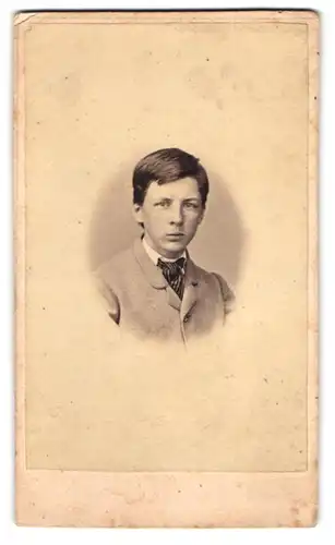 Fotografie A. F. Knoop, Eutin, Portrait junger Mann im Anzug mit Krawatte