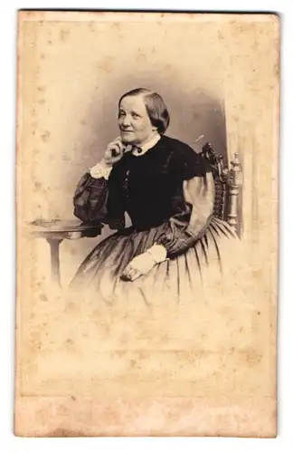 Fotografie C. Hoffmann, Würzburg, Portrait ältere Dame im Kleid