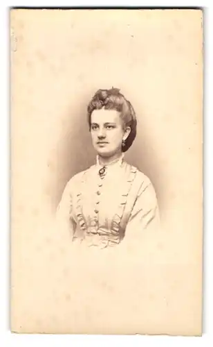 Fotografie L. Haase & Co., Berlin, Friedrichs-Strasse 178, Portrait junge Dame im Kleid mit Kragenbrosche
