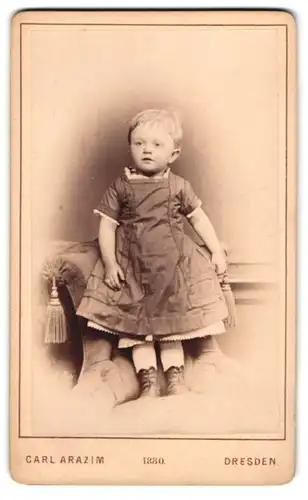 Fotografie Carl Arazim, Dresden, Amalienstrasse 17, Portrait hübsches Kind im Kleid