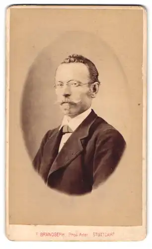 Fotografie F. Brandseph, Stuttgart, Marienstrasse 36, Portrait eleganter Herr mit Brille u. Victor-Emanuel Bart