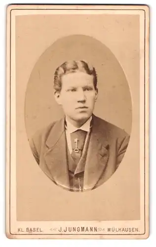 Fotografie Jean Jungmann, Kl. Basel, Hammerstrasse 53, Portrait junger Herr im Anzug mit Krawatte