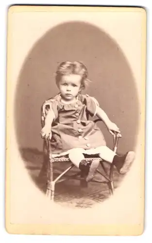 Fotografie unbekannter Fotograf und Ort, Portrait kleines Mädchen im Kleid