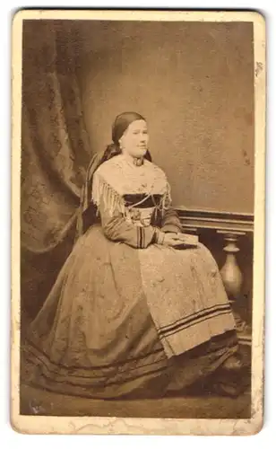 Fotografie Fotograf unbekannt, München, Portrait junge Frau im Kleid mit Buch