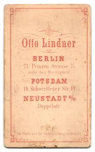 Fotografie Otto Lindner, Berlin, Prinzen-Strasse 71, Portrait bürgerliche Dame mit Buch in der Hand