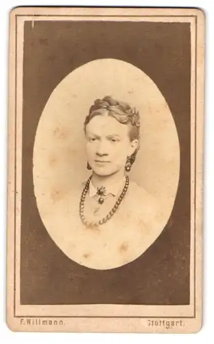 Fotografie F. Willmann, Stuttgart, Marienstrasse 12, Portrait junge Dame mit Kragenbrosche und Halskette