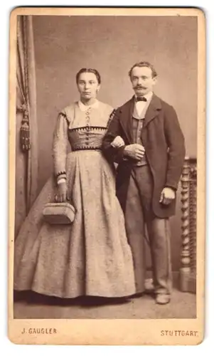 Fotografie J. Gaugler, Stuttgart, Calwer Strasse 58, Portrait junges Paar in modischer Kleidung