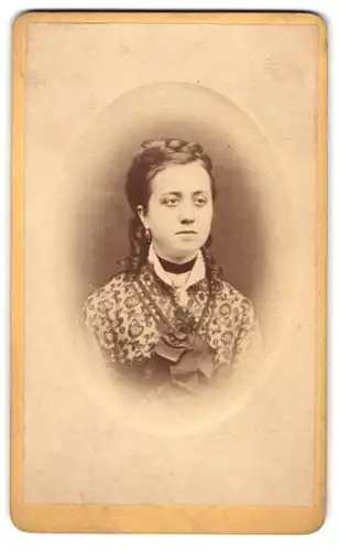 Fotografie Friedrich Rinck, Kandel, Portrait junge Dame mit Flechtfrisur