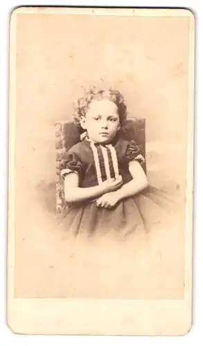 Fotografie L. Wagner, Carlsruhe, Hirschstr. 36, niedliches Mädchen im Kleid mit Streifen