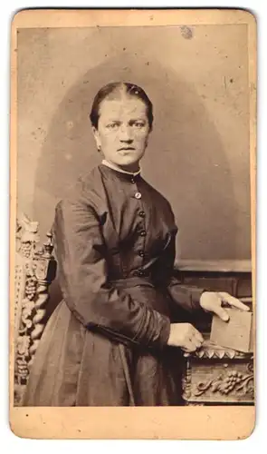 Fotografie L. Wagner, Carlsruhe, Hirschstr. 36, Portrait Hausfrau mit Buch im schwarzen Kleid