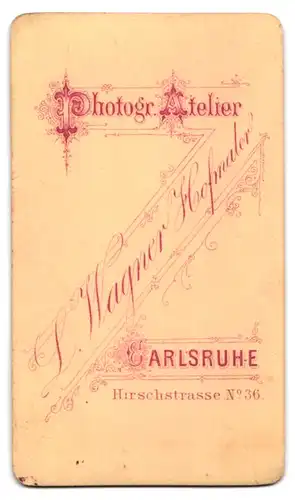 Fotografie L. Wagner, Carlsruhe, Hirschstr. 36, Portrait Hausfrau mit Buch im schwarzen Kleid