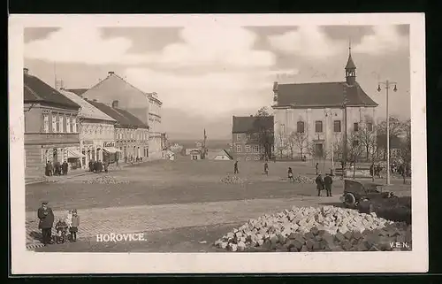 AK Horovice, Ortspartie mit Geschäften und Kirche