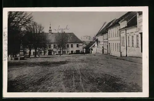 AK Cechtice, Platz mit Brunnen und Denkmal