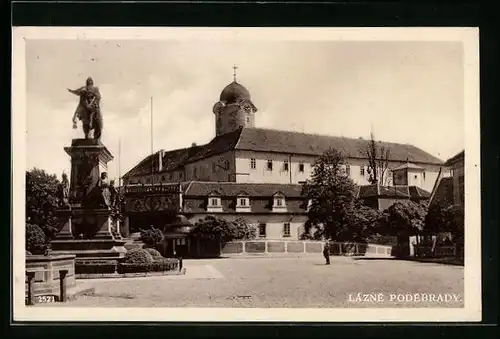 AK Bad Podiebrad / Podebrady, Ortspartie mit Denkmal