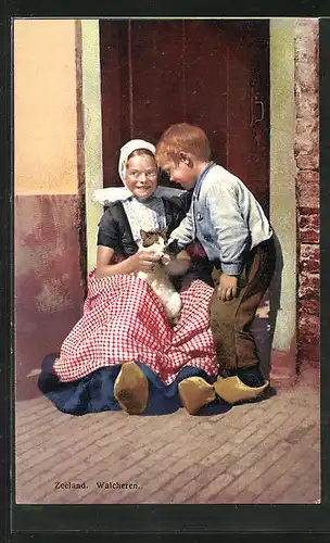 Künstler-AK Photochromie Nr. 2962: Walcheren /Zeeland, Holländerin und Junge mit Katze
