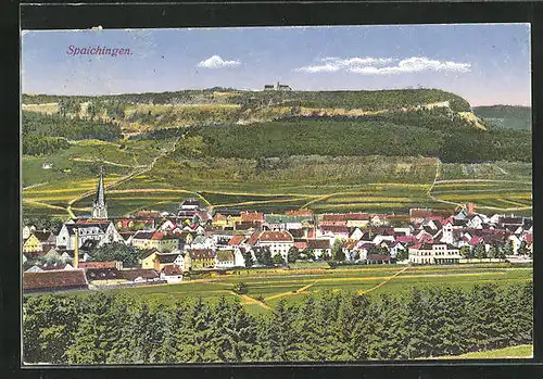 AK Spaichingen, Dorf vor bergiger Landschaft