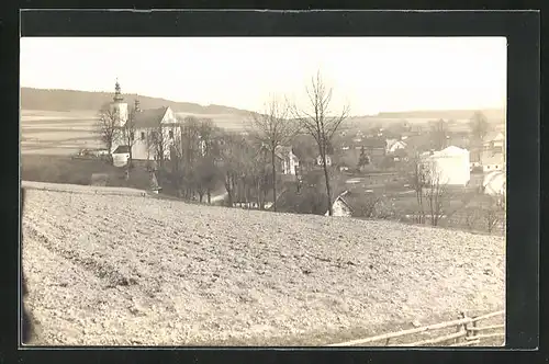 AK Hodslavice, Panorama mit Kirche im Frühjahr