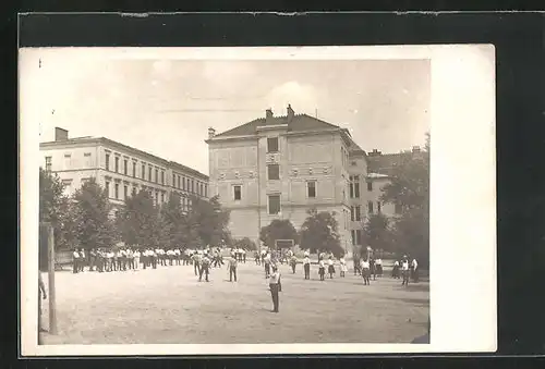 Foto-AK Pribor, Platz mit Turnern