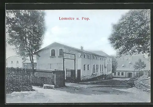 AK Lomnice n. Pop., Strassenpartie mit Tor zum Innenhof