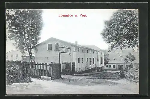 AK Lomnice n. Pop., Strassenpartie mit Tor zum Innenhof, Josef Norák