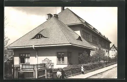 Foto-AK Hodkovice, Kinder vor Wohnhaus