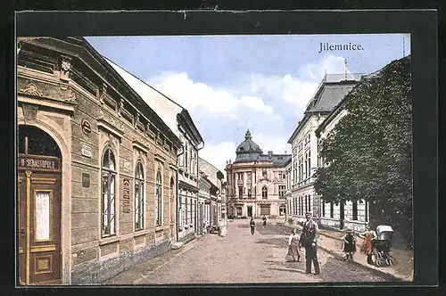 AK Jilemnice, Passanten in einer Strasse