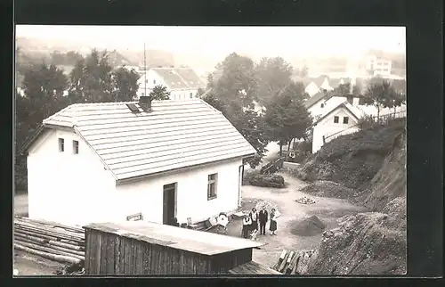 Foto-AK Kralovice, Familienfoto mit Hund aus der Vogelschau