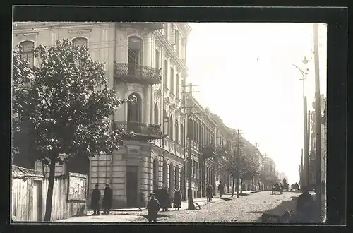 Foto-AK Lomza, Kutschen und Passanten auf einem Strassenzug
