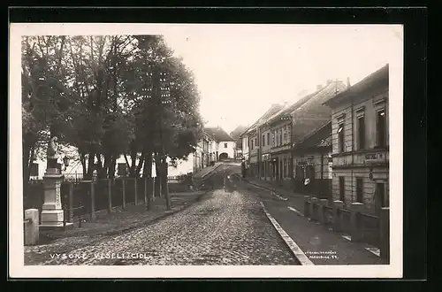 AK Vysoké Veselí, Strasse mit Denkmal und Geschäften