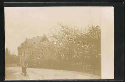 Foto-AK Burscheid, Strassenpartie mit Gebäudeansicht