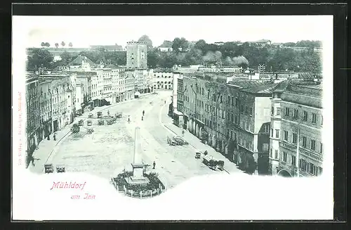 AK Mühldorf am Inn, Strassenpartie mit Gebäudeansicht und Denkmal