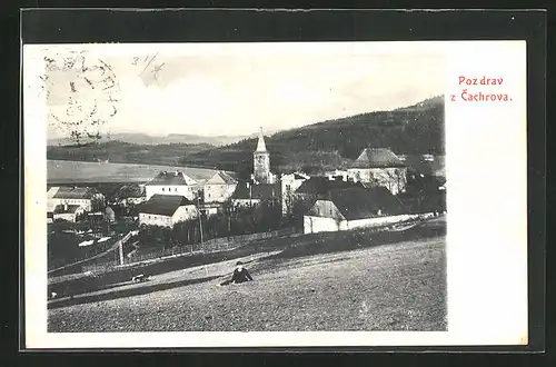 AK Cachrov, Sitzender Bursche mit Ortschaft im Hintergrund