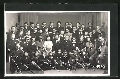 Foto-AK Plzen, Gruppenfoto des Streicher-Orchesters