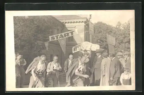 Foto-AK Plzen, Starschuss des Herren-Rennens