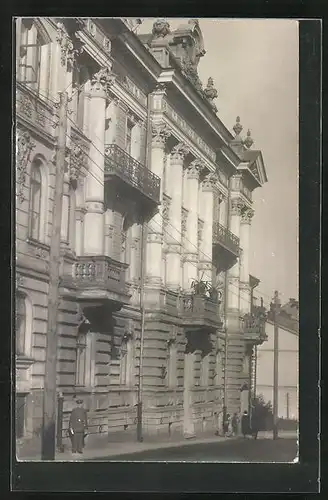 Foto-AK Lomza, Gebäudeansicht von der Strasse aus gesehen